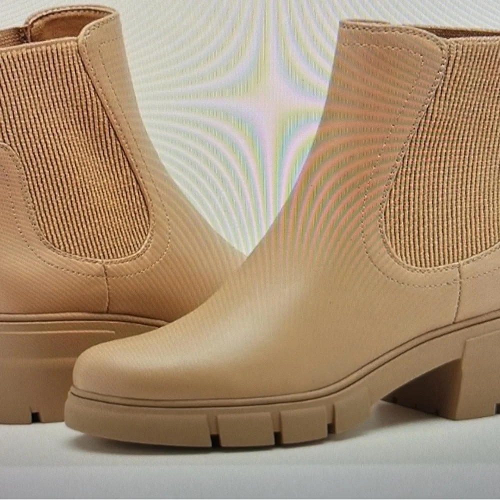 Boston‎ Women’s Chelsea Boot with chunky black heel.